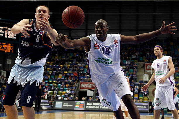 进行边路传 进行边路传